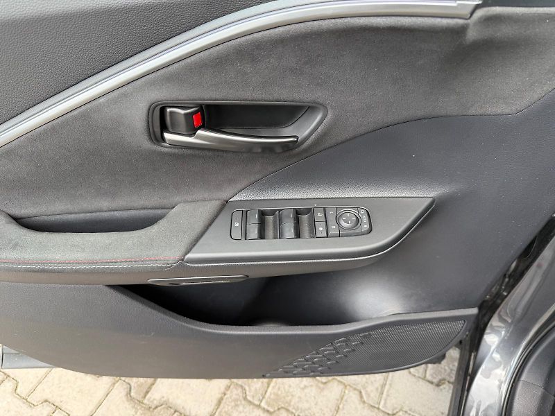 Toyota C-HR 2,0 PHEV E-CVT GR Sport - fotka 12 z 30