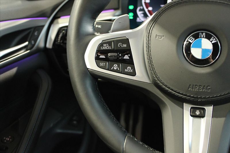 BMW Řada 5 530d xDrive M Sport DAProf/360 - fotka 17 z 35