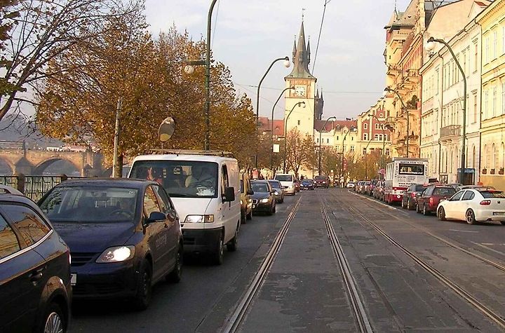 Prázdninový zákaz vjezdu by platil i v části Smetanova nábřeží na pravé straně Vltavy.