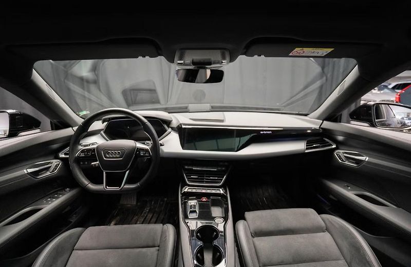 Audi e-tron GT Q SoH 92% 360k HuD Vzduch Pano - fotka 13 z 20