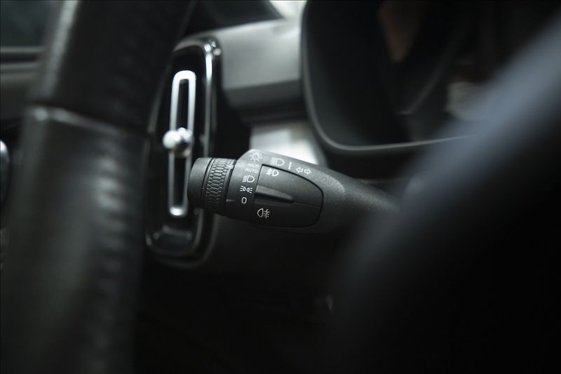 Volvo XC40 2,0 D4 AWD NAVI KAMERA TAŽNÉ - fotka 24 z 46