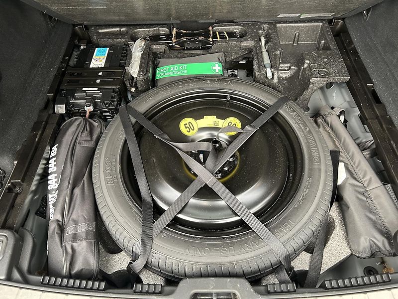 Volvo XC60 2.0 B4 4x4 PLUS  Black - fotka 28 z 28
