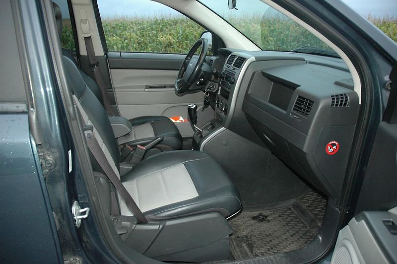 Jeep Compass 2,4  4x4 benzín kuže manual - fotka 8 z 15