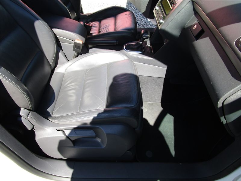 Volkswagen Touran 2.0TDi DSG Highline, 7 míst - fotka 17 z 49