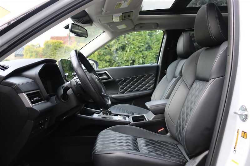 Mitsubishi Outlander 2,4 PHEV, 7míst, Tažné - fotka 16 z 56