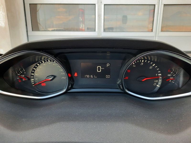Peugeot 308 SW ACTIVE 1,5 BHDi EAT8 - fotka 16 z 25