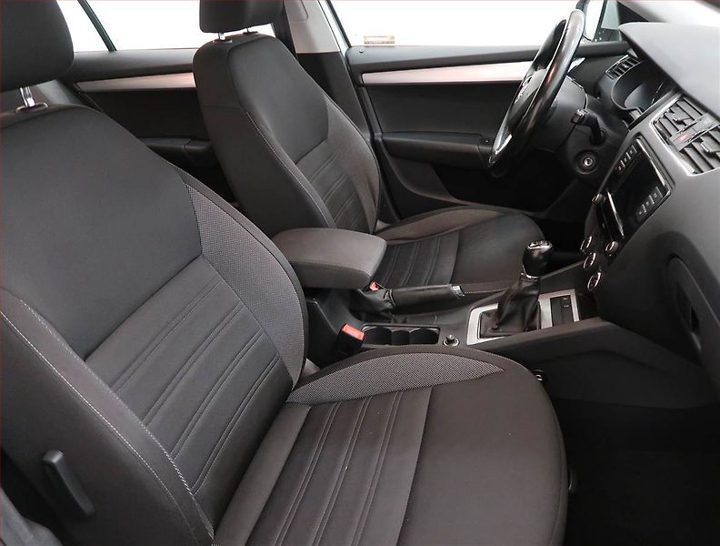 Toyota Yaris (2023) 1.5 VVT-i - fotka 9 z 19