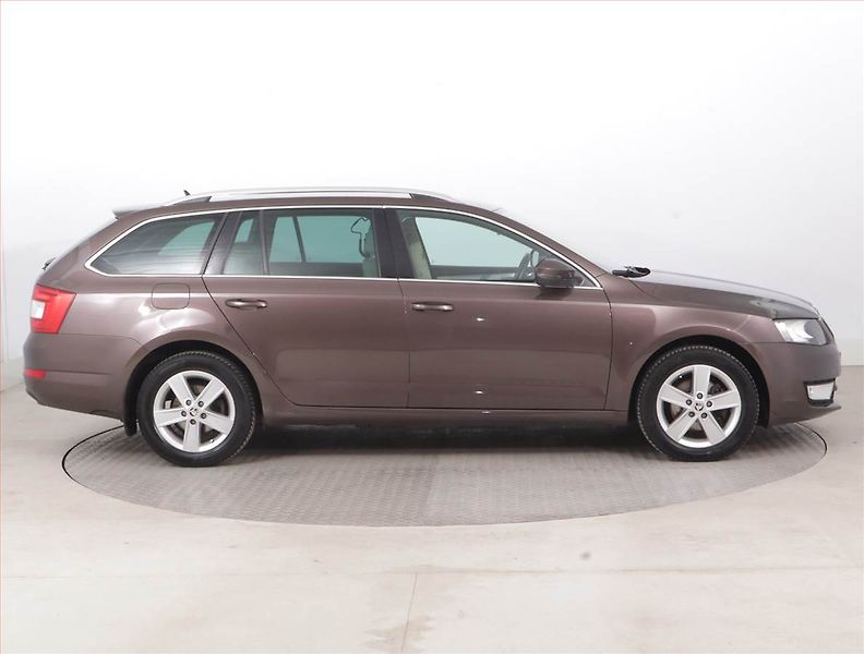 Škoda Octavia (2013) Elegance 1.6 TDI, 4X4, Kůže - fotka 6 z 16