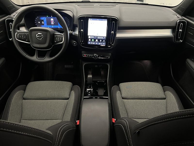 Volvo XC40 B3 DARK PLUS AUT CZ 1. maj. - fotka 2 z 45
