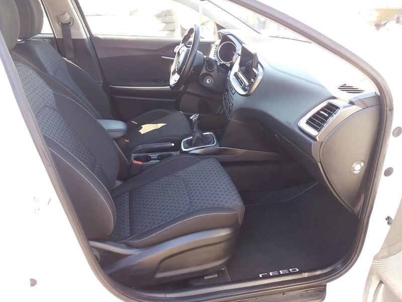 Kia Ceed 1.6CRDi,100kW,1.MAJITEL-ČR!! - fotka 17 z 29