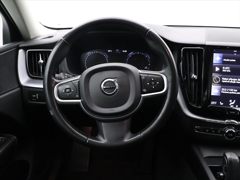 Volvo XC60 2,0 B4 Drive-E MomentumPro AWD - fotka 15 z 28