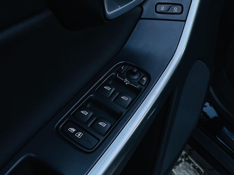 Volvo XC60 2.0D 5VÁLEC AUT TAŽNÉ VÝHŘEV - fotka 33 z 43