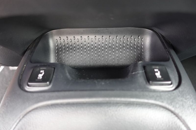 Toyota Corolla 1,8 HEV Active Business TS - fotka 20 z 28