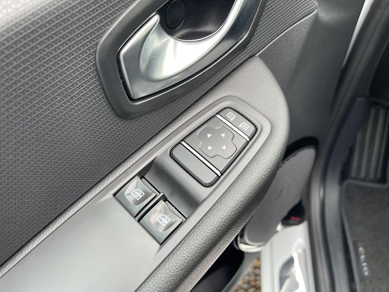 Renault Clio 0,9TCe 90Ps! LIMIT-NAVI-DPH-ČR - fotka 27 z 45