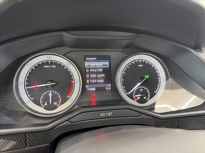 Škoda Superb 2,0 TDi, Sportline, Navi, DSG - fotka 18 z 36