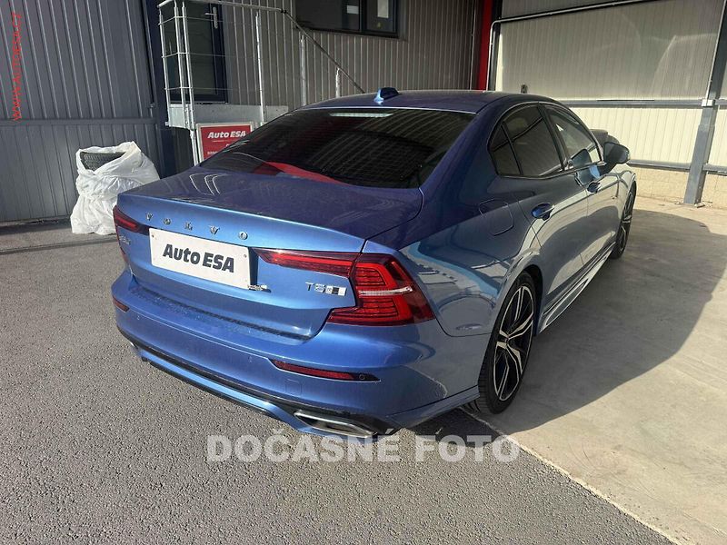Volvo S60 (2020) 2.0 i 4x4, AT, LED, panor - fotka 2 z 3