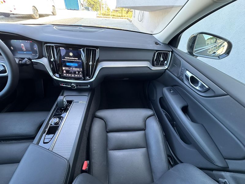 Volvo V60 B4 FWD PLUS DARK // 1. Maj. - fotka 18 z 46
