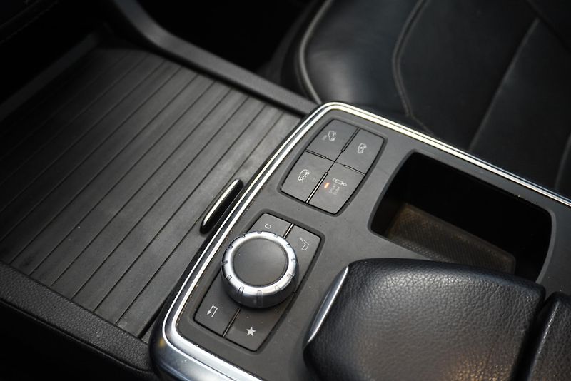Mercedes-Benz GL GL350 3,0D V6 4MATIC AUT. - fotka 26 z 36