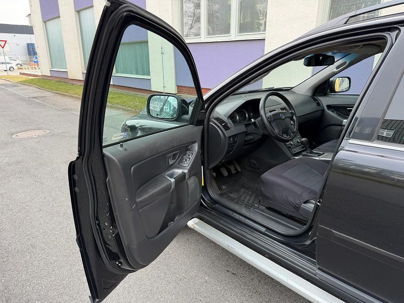 Volvo XC90 2,4 D5 AWD / 1.maj. / ČR / - fotka 8 z 26