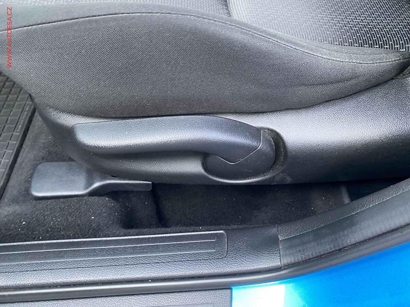 Mazda 3 (2009) 1.6i, Xenon, výhřev.sed - fotka 14 z 16