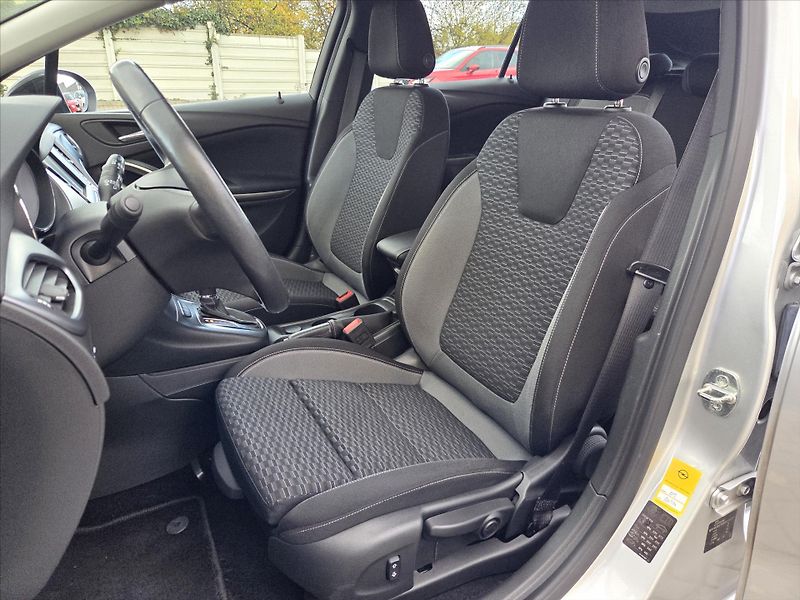 Opel Astra 1,4 Turbo 107kW Edition 1.maj - fotka 8 z 23