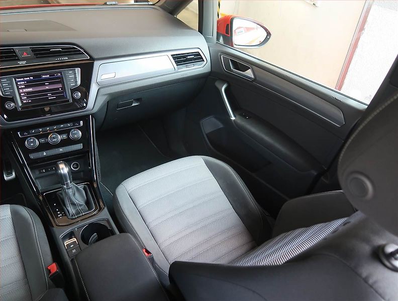 Volkswagen Touran (2017) R-Line 2.0 TDI, Automat - fotka 8 z 20