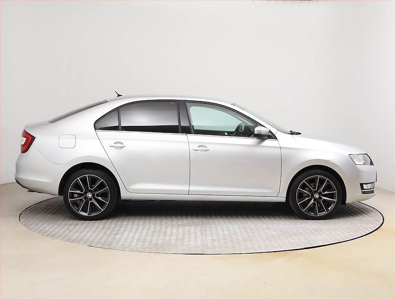 Škoda Rapid (2019) 1.0 TSI, Vyhř. sedaček - fotka 6 z 19
