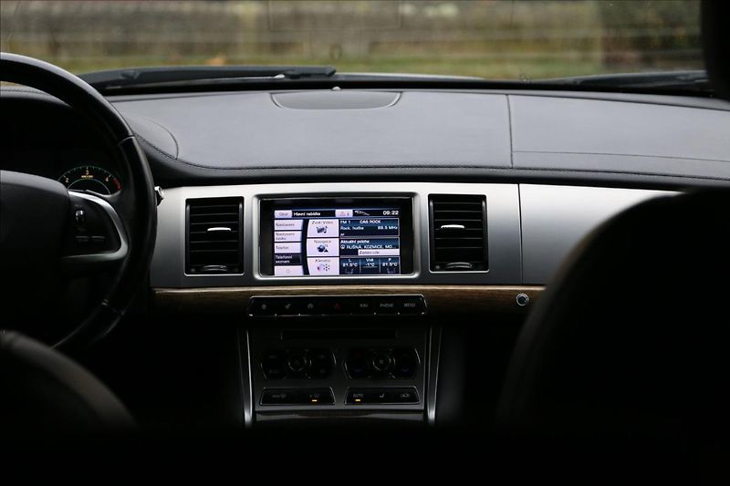 Jaguar XF 3,0 ČR, Automat, Navigace - fotka 36 z 46