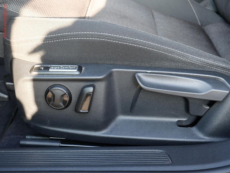 Volkswagen Passat (2018) 2.0 TDi, Comfortline, DSG - fotka 16 z 19