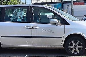 Stříbrný vůz stojí na parkovišti u židenického hypermarketu Kaufland. Hotel fiat, jak je pojmenovaný v mapách Google, má od uživatelů vysoké hodnocení a přitom láká na nízkou cenu, na dveřích vozů má napsáno 15 korun za noc.