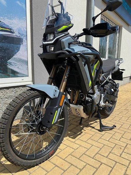 CFMOTO 450 MT-R (2024) - fotka 4 z 5