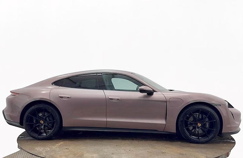 Porsche Taycan 93 kWh Panorama - fotka 5 z 25