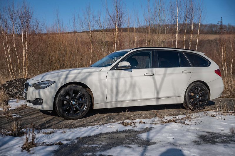 BMW Řada 3 (2014) 320d Touring F31 xDrive AT - fotka 13 z 28
