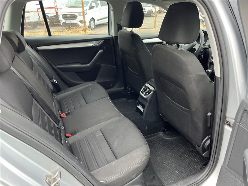 Škoda Octavia 1,6 TDi KLIMA TAŽNÉ SERVIS - fotka 12 z 34
