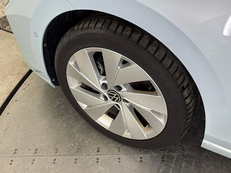 Volkswagen Golf Life DSG - fotka 25 z 30