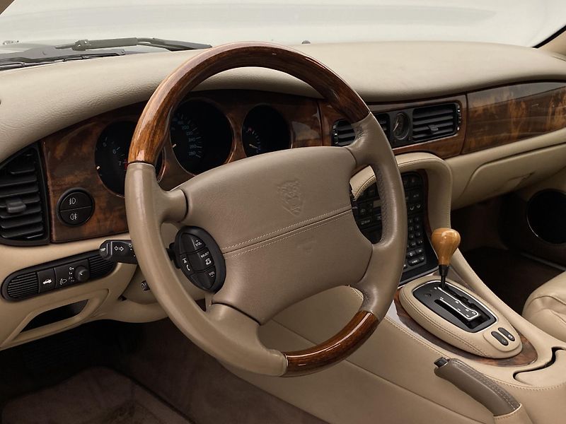 Jaguar XJ V8 4.0 SOVEREIGN AUT - fotka 18 z 31