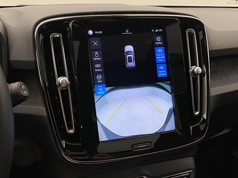Volvo XC40 PURE ELECTRIC RECHARGE TWIN - fotka 56 z 58