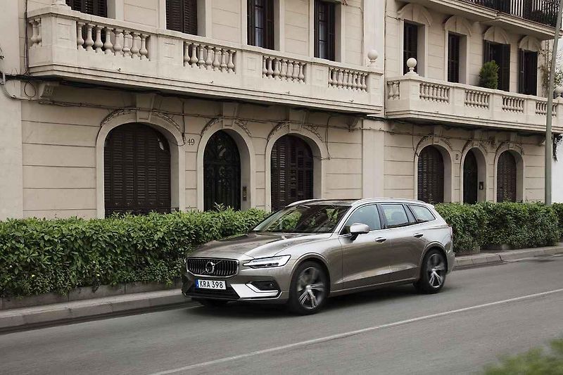 Volvo V60.