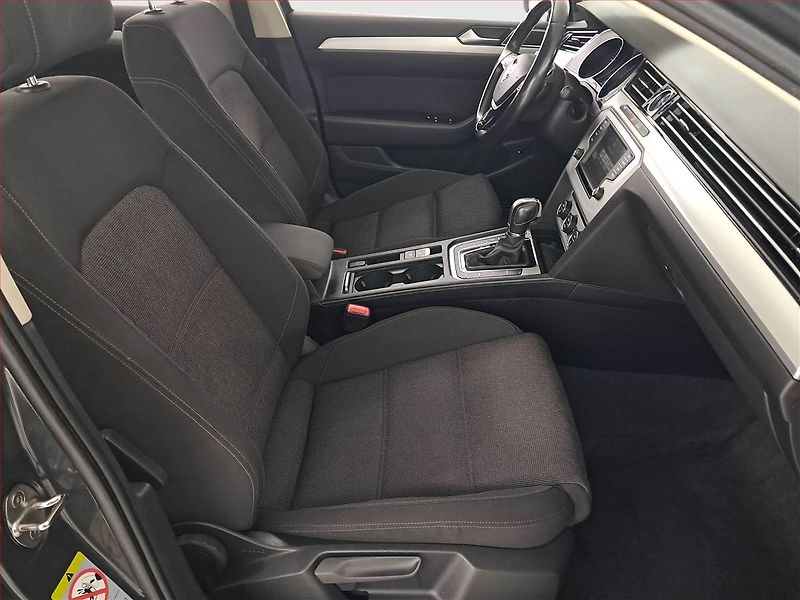 Volkswagen Passat (2017) 2.0 TDI, Automat, Navi - fotka 9 z 21
