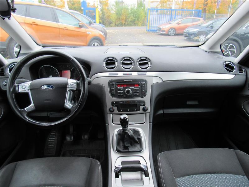 Ford Galaxy 2,0 i Comfort 107KW 7 Míst - fotka 12 z 27