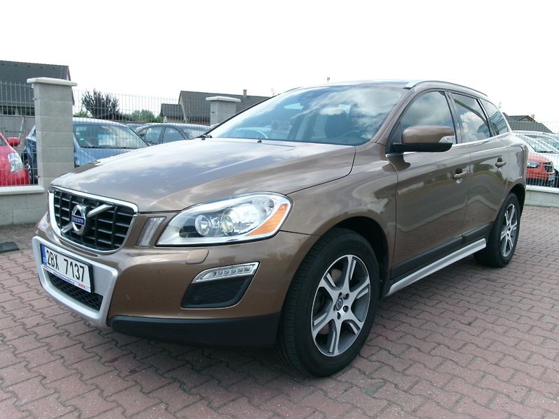 Volvo XC60 (2012) 2,4 D5 SUMMUM 169kW AC NAVI - fotka 3 z 37