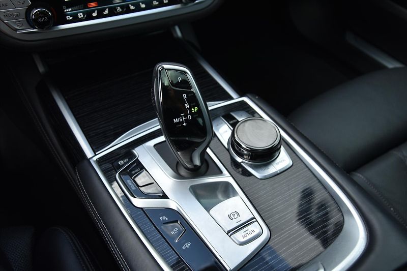 BMW Řada 7 740d xDrive 250kW LASER ČR - fotka 21 z 33
