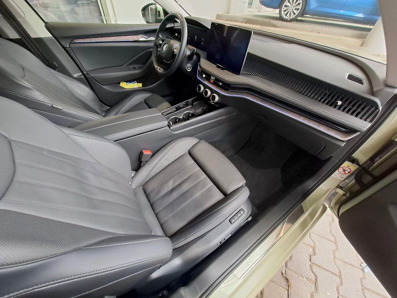 Škoda Superb (2024) COMBI Laurin&Klement TD 142/2. - fotka 15 z 55