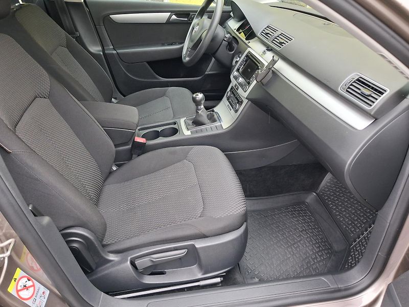 Volkswagen Passat (2011) 1,4TSi NAVI VYHŘ.SED, 2x KOLA - fotka 19 z 38