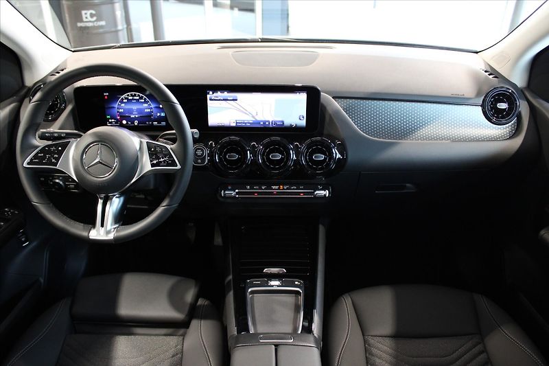 Mercedes-Benz Třídy B 180 MBUX / 1000km / DPH / LED - fotka 12 z 32