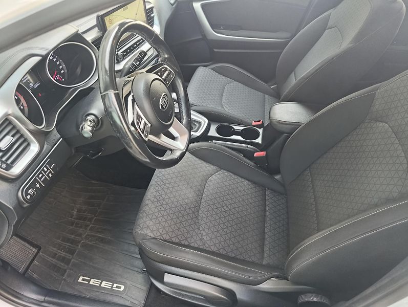 Kia Ceed (2021) 1.6 CRDi 7DCT  Top - fotka 11 z 12