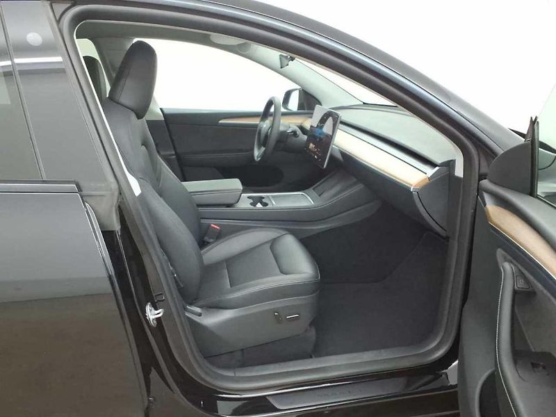 Tesla Model Y LONG RANGE DUAL MOTOR TZ 95,0% - fotka 8 z 14