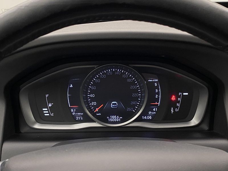 Volvo XC60 D4 AWD MOMENTUM REZERVACE - fotka 25 z 43