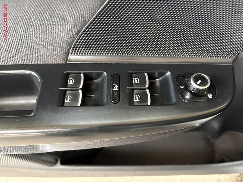 Volkswagen Golf (2011) 1.6 TDi, Style - fotka 12 z 14