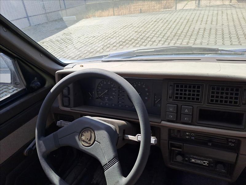 Škoda Favorit 1,3 ECO UHRAZENO 1.MAJITEL  13 - fotka 6 z 9